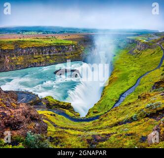 Enorme cascata Gullfoss nella nebbia mattutina. Colorata scena estiva sul fiume Hvita, nel sud-ovest dell'Islanda, in Europa. Foto elaborata in stile artistico. Foto Stock