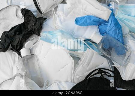 Pila di maschera protettiva usata scartata, flacone e guanti per igienizzatore per le mani, cocid19 Pandemic rifiuti inquinanti Foto Stock
