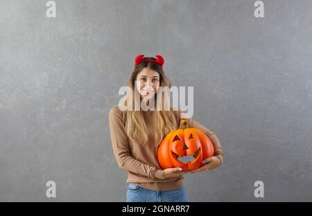 la ragazza adolescente in corna diavolo festeggia il partito. Halloween  sale. Happy halloween. Trucco o concetto di trattamento. carnevale costume  festivo di strega. Bambino con parte Foto stock - Alamy