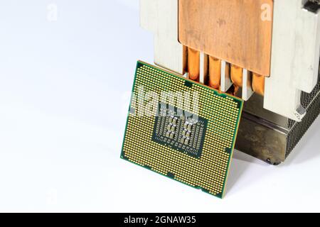 Primo piano CPU Hight Performance con dissipatore di calore in alluminio e rame isolato su sfondo bianco. Foto Stock