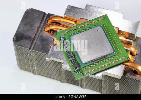 Primo piano CPU Hight Performance con dissipatore di calore in alluminio e rame isolato su sfondo bianco. Foto Stock