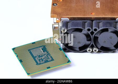 Primo piano CPU Hight Performance con dissipatore attivo in alluminio e rame isolato su sfondo bianco. Foto Stock