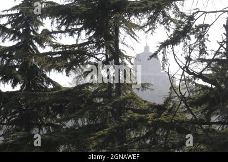 Il Tempio di Shankaracharya è anche conosciuto come il Tempio di Jyeshteshwara situato in cima alla collina di Shankaracharya sulla catena montuosa di Zabarwan a Srinagar, Jamm Foto Stock