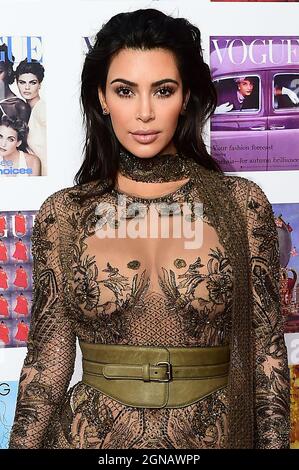 Foto del file datata 23/05/16 di Kim Kardashian West che partecipa alla cena di gala Vogue 100 all'East Albert Lawn, Kensington Gardens, Londra. Kim Kardashian West ha suggerito che le riprese sono iniziate con il nuovo reality show della sua famiglia, tre mesi dopo la fine di Keeping Up with the Kardashians. I famosi fratelli hanno firmato un accordo con il servizio di streaming americano Hulu per una nuova serie, e sembra che le riprese siano già in corso. La star della realtà ha condiviso una foto di un microfono nella sua storia di Instagram e ha scritto: 'Day 1'. Foto Stock