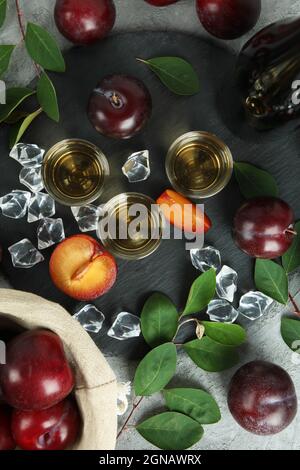 Concetto di alcol con vodka prugna, vista dall'alto Foto Stock