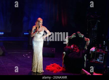 Berlino, Germania. 17 settembre 2021. La cantante Ute Lemper canta al suo show "Rendezvous with Marlene" al Wintergarten di Berlino Tiergarten. Il brano musicale si basa sulla conversazione telefonica di Ute Lemper con Marlene Dietrich. Credit: XAMAX/dpa/Alamy Live News Foto Stock