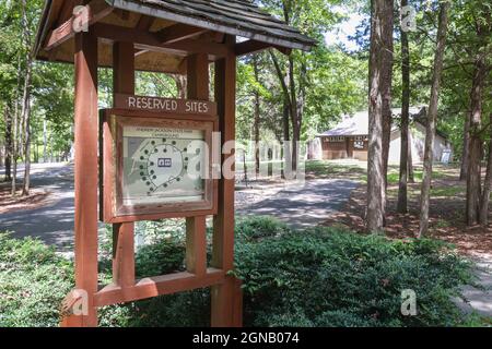 LANCASTER, STATI UNITI - Sep 03, 2021: Un cartello di benvenuto e un cartello informativo saluta i visitatori al campeggio del parco all'interno di Andrew Jackson S. Foto Stock