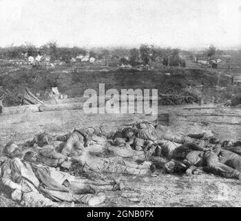 Il Confederato riunito Dead prima di Battery Robinet preso la mattina dopo il loro disperato tentativo di portare le opere d'assalto. Nessun uomo può guardare a questo quadro terribile e vuole andare in guerra. Questi uomini, qualche ora prima, erano pieni di vita, di speranza e di coraggio. Senza le due ultime qualità non sarebbero mentite come sono qui illustrate. In primo piano, a sinistra, si trova il loro leader, il colonnello Rogers, e quasi appoggiato sulla sua spalla è il corpo del gallant Colonnello Ross. Dal libro ' la guerra civile attraverso la fotocamera ' centinaia di fotografie vivide effettivamente scattate in Civil Foto Stock