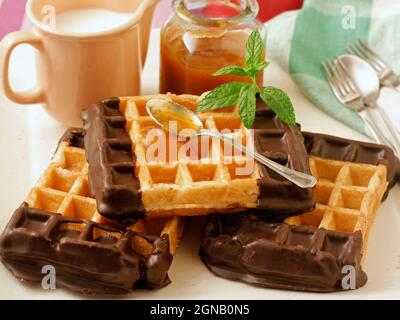 Waffle con cioccolato e marmellata. Foto Stock