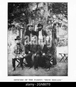 "La Brigata irlandese", costituita dal ventottesimo Massachusetts, sessantatreesimo, sessantanovesimo e ottantottantottantottava New York e centocinquesima Pennsylvania), è stata com manded dal generale Thomas F. Meagher dal libro " la guerra civile attraverso la fotocamera " centinaia di fotografie vivide effettivamente scattate in epoca della guerra civile, sedici riproduzioni a colori di famosi dipinti di guerra. La nuova storia del testo di Henry W. Elson. A. storia completa illustrata della guerra civile Foto Stock