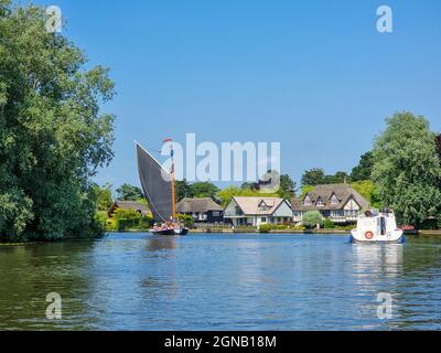 Tradizionale Norfolk Wherry barca a vela e barche per le vacanze sul broads, Inghilterra Foto Stock