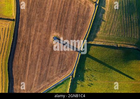 Luce e ombra sull'alba sopra il Daymark da un drone, Kingswear, Devon, Inghilterra, Europa Foto Stock