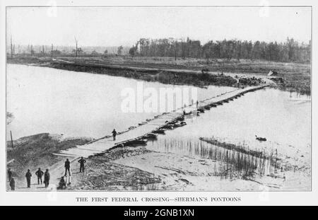 Il Ponte di Pontoon del Fiume Nero grande dal libro ' la guerra civile attraverso la macchina fotografica ' centinaia di fotografie vivide realmente prese in epoca di guerra civile, sedici riproduzioni a colori di dipinti di guerra famosi. La nuova storia del testo di Henry W. Elson. A. storia completa illustrata della guerra civile Foto Stock