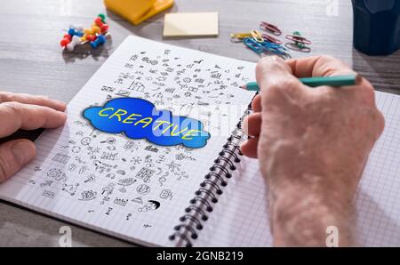 Concetto di creatività di disegno a mano su un blocco note Foto Stock