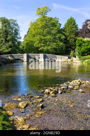 Ponte medievale Sheepwash sul fiume Wye nel villaggio di Ashford in the Water, White Peak, Derbyshire Inghilterra GB Europa Foto Stock