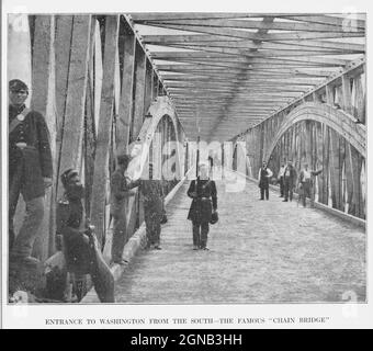 La zomba e la vedetta che sorvegliano l'approccio a Washington suggeriscono una ragione per cui Early non ha fatto il suo approccio alla capitale dal lato Virginia del Potomac. Una catena di più di venti fortezze proteggeva le strade di Long Bridge e non c'era modo di marciare truppe in città da sud, Ad eccezione di tali passaggi esposti. Dal libro ' la guerra civile attraverso la macchina fotografica ' centinaia di fotografie vivide effettivamente scattate in epoca di guerra civile, sedici riproduzioni a colori di famosi dipinti di guerra. La nuova storia del testo di Henry W. Elson. A. storia completa illustrata della CIVI Foto Stock