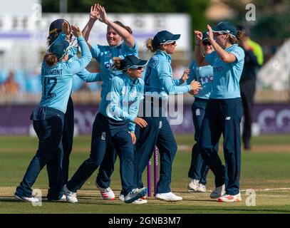 Il team inglese festeggia il cazzo del Maddy Green neozelandese nel 4° Women's One Day International Foto Stock