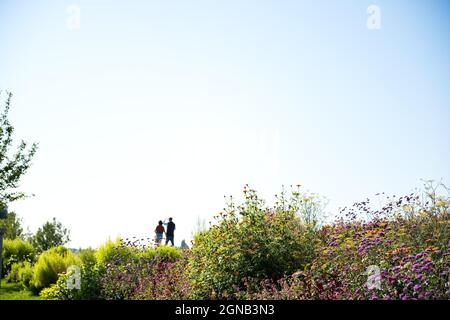 Persone in giro - Landesgartenschau Ingolstadt 2021 Foto Stock