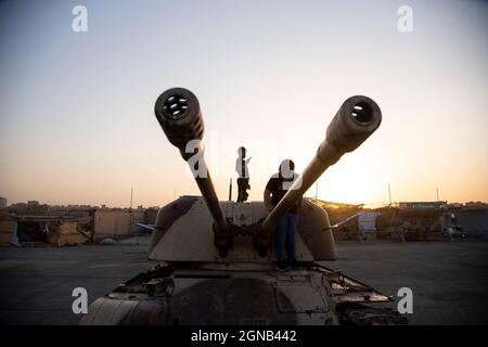 Teheran, Iran. 23 settembre 2021. I ragazzi si trovano su un carro armato militare in una mostra di guerra organizzata dal corpo di Guardia rivoluzionaria Islamica (IRGC) in un parco nel sud di Teheran per celebrare l'anniversario della guerra Iran-Iraq (1980-88) il 23 settembre 2021. (Foto di Sobhan Farajvan/Pacific Press) Credit: Pacific Press Media Production Corp./Alamy Live News Foto Stock