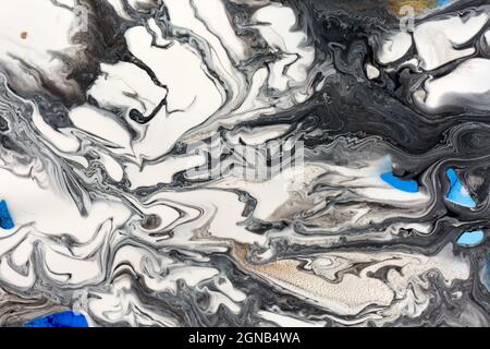 Motivo ripple bianco, grigio e nero su sfondo blu. Marmo struttura astratta. Foto Stock