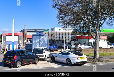 Worthing UK 24 settembre 2021 - i clienti si accodano per il carburante presso Una stazione di benzina Harvest Energy a Goring, vicino a Worthing Sussex questa mattina . Una carenza di carburante autocisterna camion conducente di consegnare in tutto il Regno Unito ha causato problemi questa settimana : Credit Simon Dack / Alamy Live News Foto Stock