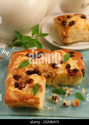 Crostata con nocciole, mandorla, mela e crema pasticcera. Foto Stock