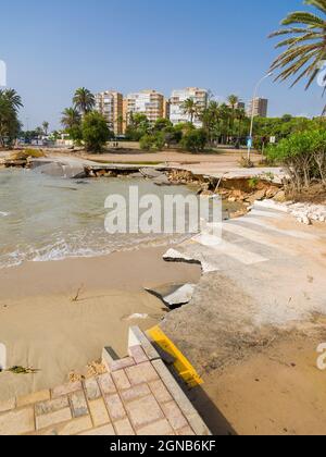 Danni causati da tempesta alla spiaggia di Campoamor, nella regione della Costa Blanca, in Spagna, vicino a Orihuela, nel settembre 2019, a seguito di una delle peggiori tempeste del paese da 140 anni. Foto Stock