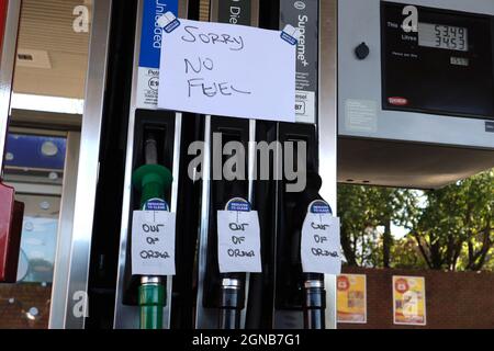 Tenterden, Kent, Regno Unito. 24 Settembre 2021. Non c'è carburante nell'unico distributore di benzina per chilometri circa nella città di Tenterden, Kent. Nella foto sono riportati i simboli scritti a mano che indicano che non c'è carburante su tutte le pompe. Photo Credit: Paul Lawrenson /Alamy Live News Foto Stock