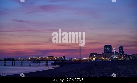 Tramonto sul molo di Brighton Foto Stock