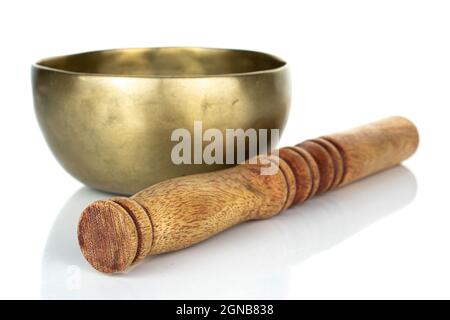 Ciotola tibetana con bastone di legno isolato su sfondo bianco Foto Stock