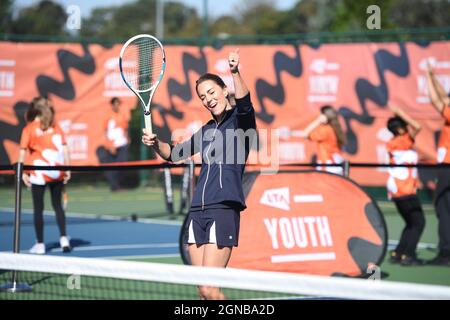 La Duchessa di Cambridge reagisce giocando con Emma Raducanu, campione britannico dell'Open degli Stati Uniti, durante un evento organizzato dal programma LTA Youth, presso il National Tennis Center di Londra. Data foto: Venerdì 24 settembre 2021. Foto Stock