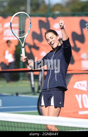 La Duchessa di Cambridge reagisce giocando con Emma Raducanu, campione britannico dell'Open degli Stati Uniti, durante un evento organizzato dal programma LTA Youth, presso il National Tennis Center di Londra. Data foto: Venerdì 24 settembre 2021. Foto Stock