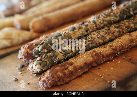 Grissini) selezione dei grissini e rabboccato con semi di papavero Semi di sesamo ed erbe aromatiche Foto Stock