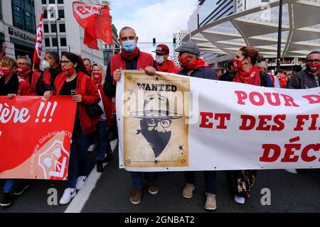 Bruxelles, Belgio. 24 settembre 2021. La gente partecipa a una manifestazione dei membri del sindacato socialista FGTB-ABVV, a Bruxelles, venerdì 24 settembre 2021 per protestare contro la legge sugli standard salariali. Credit: ALEXANDROS MICHAILIDIS/Alamy Live News Foto Stock