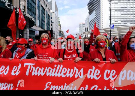 Bruxelles, Belgio. 24 settembre 2021. La gente partecipa a una manifestazione dei membri del sindacato socialista FGTB-ABVV, a Bruxelles, venerdì 24 settembre 2021 per protestare contro la legge sugli standard salariali. Credit: ALEXANDROS MICHAILIDIS/Alamy Live News Foto Stock