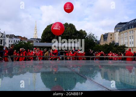 Bruxelles, Belgio. 24 settembre 2021. La gente partecipa a una manifestazione dei membri del sindacato socialista FGTB-ABVV, a Bruxelles, venerdì 24 settembre 2021 per protestare contro la legge sugli standard salariali. Credit: ALEXANDROS MICHAILIDIS/Alamy Live News Foto Stock