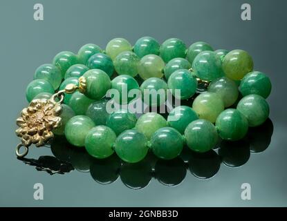 collana di giada naturale con parti in oro Foto Stock