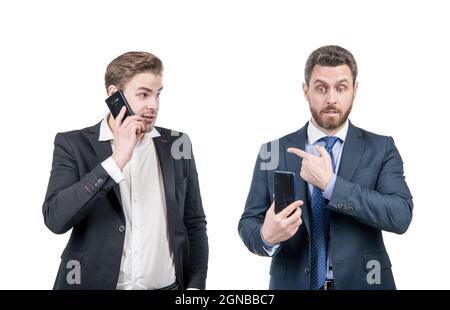 stupito businesspeople di tipo che punta dito su uomo che parla al telefono, il commercio in linea. Foto Stock