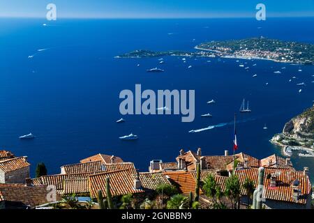 Il villaggio artistico Eze guardando giù su Saint-Jean-Cap-Ferrat. Foto Stock