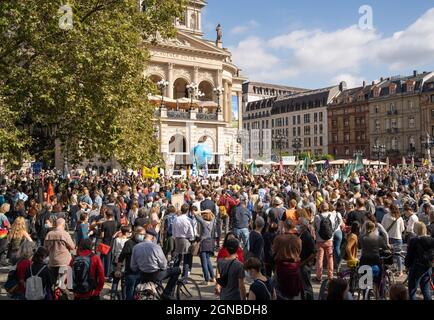 24 settembre 2021, Hessen, Francoforte sul meno: Diverse migliaia di persone partecipano allo "Sciopero climatico globale" del movimento "venerdì per il futuro" nel centro di Francoforte sul meno. Foto: Hannes P. Albert/dpa Foto Stock
