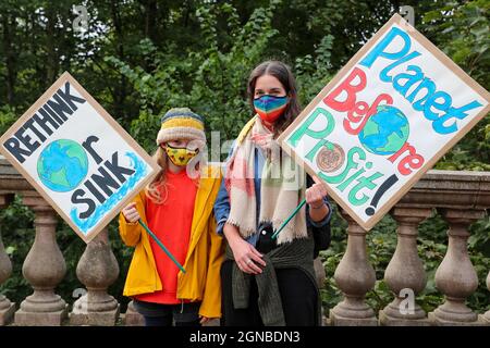 Glasgow, Regno Unito. 24 settembre 2021. "VENERDÌ PER IL FUTURO DELLA SCOZIA", un'organizzazione multi-campagna che mette in evidenza il cambiamento climatico, l'inquinamento, le questioni socioeconomiche e politiche ha tenuto una marcia di protesta attraverso il centro di Glasgow, dall'Università di Glasgow a George Square, per evidenziare le loro preoccupazioni per l'ambiente. Credit: Findlay/Alamy Live News Foto Stock