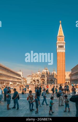 VENEZIA, ITALIA - 4 SETTEMBRE 2018: I turisti camminano intorno a Piazza San Marco, un frammento della bellezza della Basilica di San Marco e del Palazzo Ducale in Foto Stock