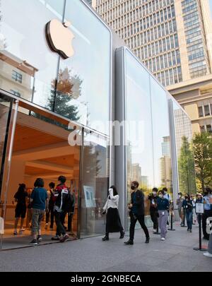 Tokyo, Giappone. 24 settembre 2021. I clienti sono accolti dai dipendenti durante la giornata di lancio presso il negozio Apple Marunouchi di Tokyo, Giappone, venerdì 13 settembre 2021. Credit: UPI/Alamy Live News Foto Stock