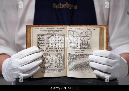 The Discoverie of Witchcraft di Reginald Scott, la prima edizione del 1584, stimata in 50 - 70,000 dollari USA, parte di una collezione di oggetti appartenenti al mago della celebrità Ricky Jay che è destinato a passare sotto il martello a Sotheby's a New York il 27 e 28 ottobre. Data foto: Venerdì 24 settembre 2021. La collezione comprende libri antichi e rari sulla magia, una trouva di poster Harry Houdini e playbils del XVIII secolo. Foto Stock