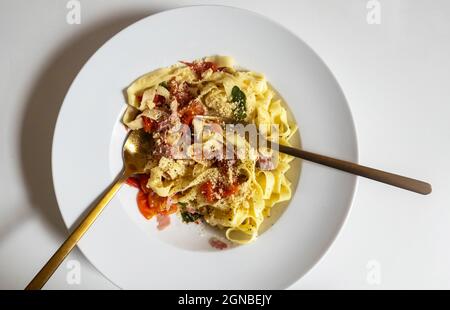 Tagliatelle fresche fatte in casa pasta italiana Foto Stock