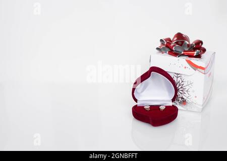 orecchini a diamante in gioielleria rossa a forma di cuore Foto Stock