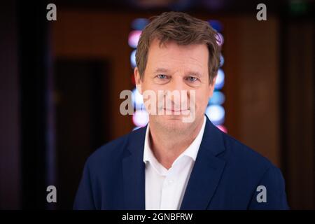 Ritratto del partito Verts Europe Ecologie Les Verts (EELV) candidato primario Yannick Jadot dopo un dibattito sul set TV di BFMTV, a Parigi il 23 settembre 2021. Foto di Raffaello Lafargue/ABACAPRESS.COM Foto Stock