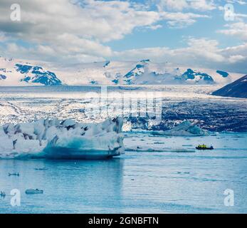 Vista di galleggianti iceberg blu nella laguna glaciale di Jokulsarlon. Escursione in barca nel Parco Nazionale Vatnajokull, Islanda sud-orientale, Europa. Stilista artistico Foto Stock