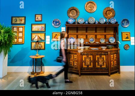 Londra, Regno Unito. 24 Sep 2021. Sideboard Designed by Bruce Talber, Made by Gillow and Co, 1875 CIRCA, stima GBP 10,000 - GBP 15,000 - An esthetic Odyssey - The Peter Rose and Albert Gallichan Collection, at Christies King Street, London. Il 30 settembre 2021 sarà messo in vendita all'asta dal vivo. La coppia era pionieristica collezionisti di belle arti decorative del XIX secolo e questa collezione fu assemblata nel corso di una vita a partire dagli anni '50. Garantire che l'eredità accademica del lavoro della loro vita vive sopra, i proventi dalla vendita - che si prevede di realizzare in e Foto Stock