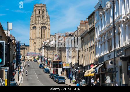 Centro di Bristol, vista in estate della spazzata di edifici terrazzati in Park Street che conduce alla torre della Wills Memorial University, Inghilterra Foto Stock